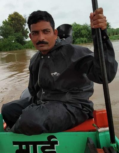 Krishnakath's Idol becomes Nitin, saving thousands of lives | हजारोंचे जीव वाचविणारा नितीन बनला कृष्णाकाठचा आयडॉल  Krishnakath's Idol becomes Nitin, saving thousands of lives | हजारोंचे जीव वाचविणारा नितीन बनला कृष्णाकाठचा आयडॉल
