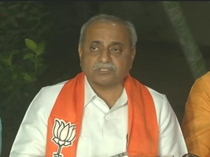 A phone and fog of the Shahz ran; Nitin Patel is ready to accept the charge | शहांचा एक फोन अन् धुसफूस संपली; नितीन पटेल पदभार स्विकारण्यास तयार A phone and fog of the Shahz ran; Nitin Patel is ready to accept the charge | शहांचा एक फोन अन् धुसफूस संपली; नितीन पटेल पदभार स्विकारण्यास तयार