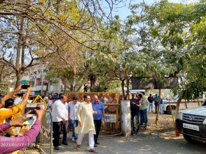 Balapur MLA Nitin Deshmukh Amravati before ACB; 1 thousand Shiv Sainiks stationed outside the office | बाळापूरचे आमदार नितीन देशमुख अमरावती एसीबीसमोर; कार्यालयाबाहेर कार्यकर्त्यांची जोरदार घोषणाबाजी Balapur MLA Nitin Deshmukh Amravati before ACB; 1 thousand Shiv Sainiks stationed outside the office | बाळापूरचे आमदार नितीन देशमुख अमरावती एसीबीसमोर; कार्यालयाबाहेर कार्यकर्त्यांची जोरदार घोषणाबाजी