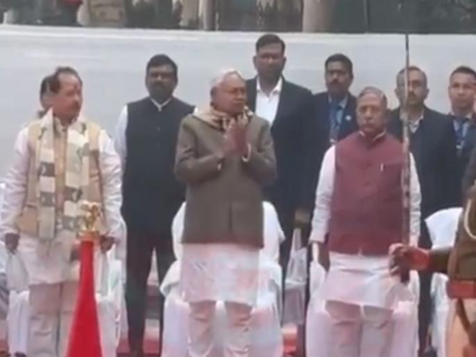 Nitish Kumar started clapping after paying tribute to Mahatma Gandhi; Speaker stopped him... | महात्मा गांधींना श्रद्धांजली वाहिल्यानंतर टाळी वाजवू लागले नितीशकुमार; अध्यक्षांनी रोखले म्हणून... Nitish Kumar started clapping after paying tribute to Mahatma Gandhi; Speaker stopped him... | महात्मा गांधींना श्रद्धांजली वाहिल्यानंतर टाळी वाजवू लागले नितीशकुमार; अध्यक्षांनी रोखले म्हणून...