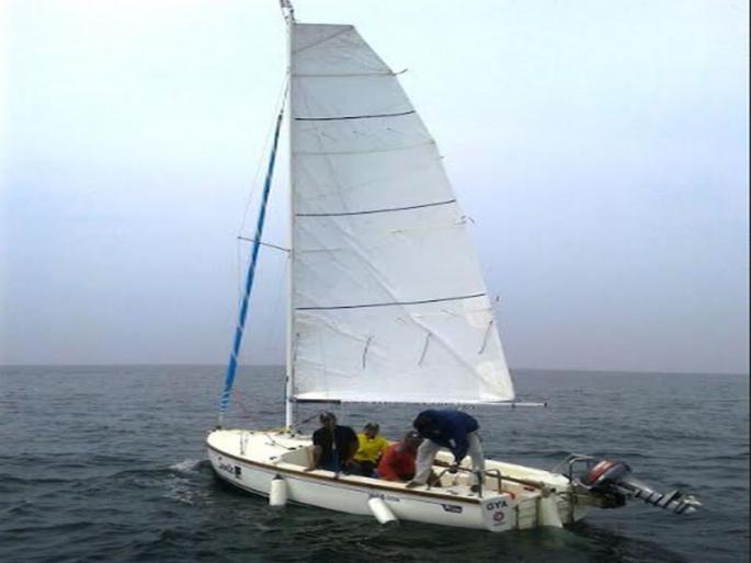 'Shi'a's boat loads in sea; Due to the alert of the police, the survivors saved all four | निवती समुद्रात पर्यटकांची ‘शिडा’ची बोट भरकटली; पोलिसांच्या सतर्कतेमुळे चौघांना वाचविण्यात यश 'Shi'a's boat loads in sea; Due to the alert of the police, the survivors saved all four | निवती समुद्रात पर्यटकांची ‘शिडा’ची बोट भरकटली; पोलिसांच्या सतर्कतेमुळे चौघांना वाचविण्यात यश