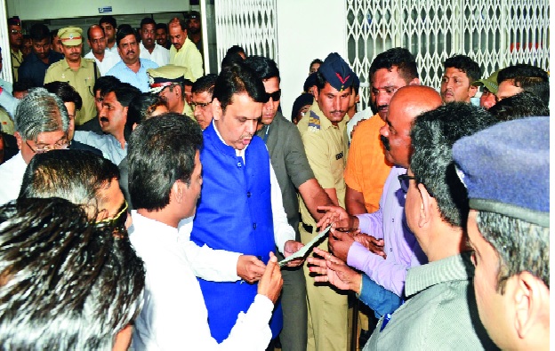 Take back the cases of toll agitators: CM | टोल आंदोलकांवरील खटले मागे घेऊ : मुख्यमंत्री  Take back the cases of toll agitators: CM | टोल आंदोलकांवरील खटले मागे घेऊ : मुख्यमंत्री