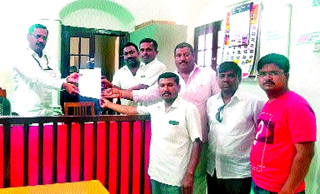 The demand for shutting down the transportation of Murmachi from the battlefield | रणतळ्यातून मुरमाची वाहतूक बंद करण्याची मागणी The demand for shutting down the transportation of Murmachi from the battlefield | रणतळ्यातून मुरमाची वाहतूक बंद करण्याची मागणी