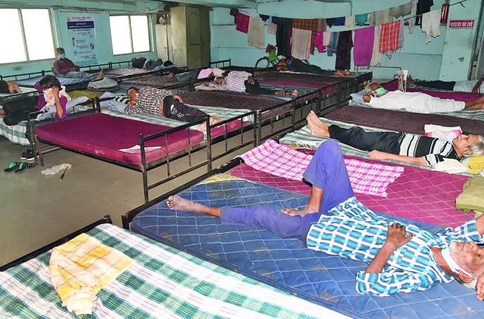 Capable of the homeless in Nagpur Shelter Center | नागपुरातील निवारा केंद्र करताहेत बेघरांना सक्षम Capable of the homeless in Nagpur Shelter Center | नागपुरातील निवारा केंद्र करताहेत बेघरांना सक्षम