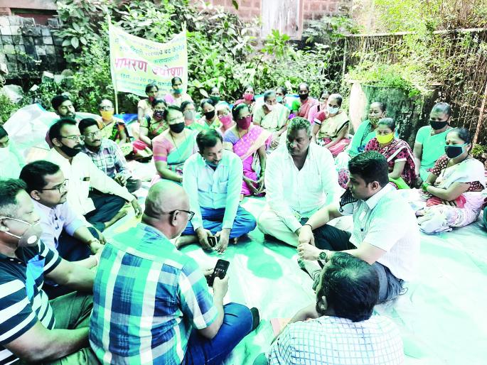 Indefinite fast of Nivati villagers started | निवती ग्रामस्थांचे बेमुदत उपोषण सुरू Indefinite fast of Nivati villagers started | निवती ग्रामस्थांचे बेमुदत उपोषण सुरू