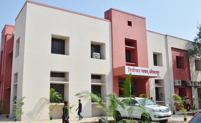 Corona to the officer in the planning building; A break from office meetings | Breaking; नियोजन भवनातील अधिकाºयाला कोरोना; कार्यालयातील बैठकांना लावला ब्रेक Corona to the officer in the planning building; A break from office meetings | Breaking; नियोजन भवनातील अधिकाºयाला कोरोना; कार्यालयातील बैठकांना लावला ब्रेक