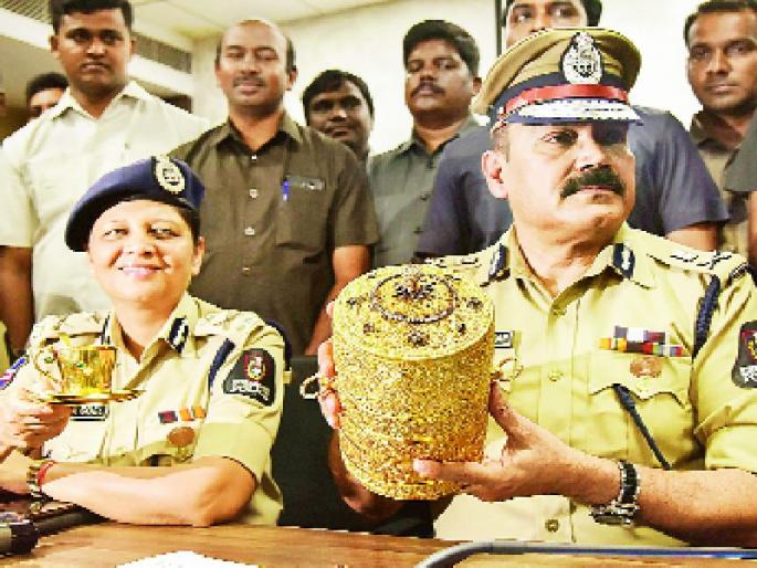 Police recover items stolen from Nizam museum | निजाम संग्रहालयातून चोरी झालेल्या वस्तू पोलिसांनी केल्या हस्तगत Police recover items stolen from Nizam museum | निजाम संग्रहालयातून चोरी झालेल्या वस्तू पोलिसांनी केल्या हस्तगत
