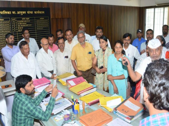 Water only once in fifteen days; Angry citizens presented their grievances before the Commissioner in ahmadnagar | पंधरा दिवसांतून एकदाच पाणी; संतप्त नागरिकांनी आयुक्तासमोर मांडली व्यथा Water only once in fifteen days; Angry citizens presented their grievances before the Commissioner in ahmadnagar | पंधरा दिवसांतून एकदाच पाणी; संतप्त नागरिकांनी आयुक्तासमोर मांडली व्यथा