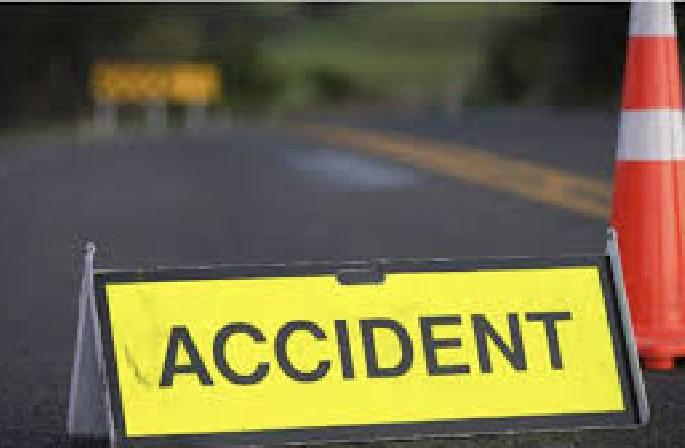 One killed and one injured as tractor crashes into canal | कॅनॉलच्या खड्ड्यात ट्रॅक्टर कोसळून एक ठार, एक जखमी One killed and one injured as tractor crashes into canal | कॅनॉलच्या खड्ड्यात ट्रॅक्टर कोसळून एक ठार, एक जखमी