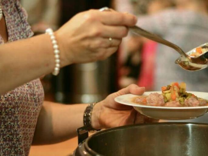 Eating leftover food disadvantages and side effects | शिळे झाल्यानंतर चुकूनही करू नका 'या' पदार्थांचे सेवन; उरलेलं अन्न खाणं ठरू शकतं घातक Eating leftover food disadvantages and side effects | शिळे झाल्यानंतर चुकूनही करू नका 'या' पदार्थांचे सेवन; उरलेलं अन्न खाणं ठरू शकतं घातक