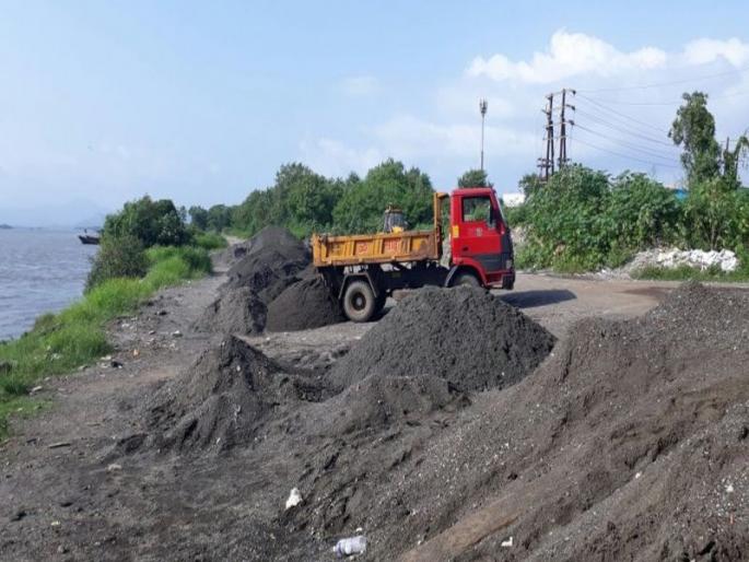 ‘Pushpa’ in sand smuggling; Sand mining in broad daylight, type in Thane | वाळू तस्करीतील ‘पुष्पा’; दिवसाढवळ्या बिनधास्त रेती उत्खनन, ठाण्यातील प्रकार ‘Pushpa’ in sand smuggling; Sand mining in broad daylight, type in Thane | वाळू तस्करीतील ‘पुष्पा’; दिवसाढवळ्या बिनधास्त रेती उत्खनन, ठाण्यातील प्रकार