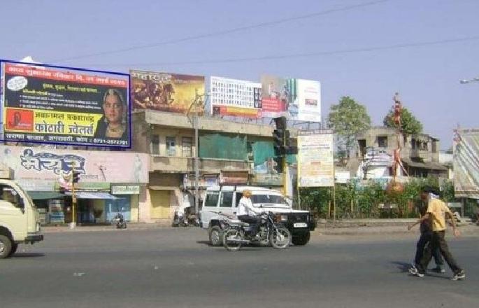 hoarding occupying major area in market places in amravati | दसऱ्यानंतर दिवाळीच्या शुभेच्छांसाठी चढला जोर, इच्छुकांच्या चमकोगिरीने बुजलेत चौक