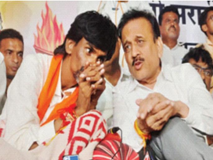 Chief Minister Shinde announced that Jalanya SP Tushar Doshi is being sent on compulsory leave. | मराठा आरक्षण: गिरीश महाजनांची शिष्टाई निष्फळ; आंदोलक ठाम, सरकारला हवा महिना Chief Minister Shinde announced that Jalanya SP Tushar Doshi is being sent on compulsory leave. | मराठा आरक्षण: गिरीश महाजनांची शिष्टाई निष्फळ; आंदोलक ठाम, सरकारला हवा महिना