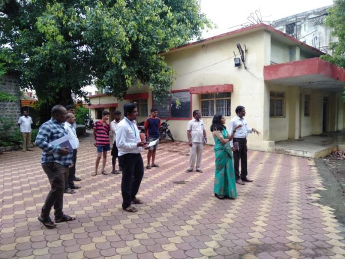 CEO Manisha Awhale paid a surprise visit to the hostel; Displeasure with cleanliness | सीईओ मनिषा आव्हाळे यांनी अचानक दिली वसतीगृहाला भेट; अस्वच्छतेबाबत नाराजी CEO Manisha Awhale paid a surprise visit to the hostel; Displeasure with cleanliness | सीईओ मनिषा आव्हाळे यांनी अचानक दिली वसतीगृहाला भेट; अस्वच्छतेबाबत नाराजी