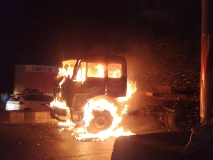 Burnt trailer cabin near Amritanjan bridge on Mumbai-Pune expressway | मुंबई पुणे द्रुतगती मार्गावर अमृतांजन पुलाजवळ ट्रेलरची केबिन जळून खाक 