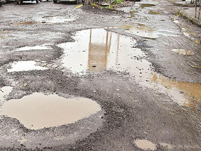 the bmc has provided the facility of complaint of potholes to the citizens through the my bmc fixit app during monsoon in mumbai | तुम्ही तक्रार केलेला खड्डा २४ तासांत बुजविला का? इंटिग्रेटेड डॅशबोर्डमुळे कळणार सत्यस्थिती the bmc has provided the facility of complaint of potholes to the citizens through the my bmc fixit app during monsoon in mumbai | तुम्ही तक्रार केलेला खड्डा २४ तासांत बुजविला का? इंटिग्रेटेड डॅशबोर्डमुळे कळणार सत्यस्थिती