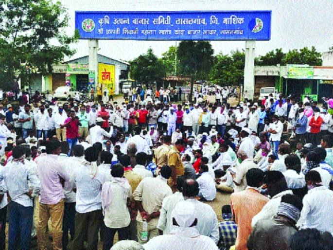 Farmers on the streets against onion export ban; Stop the way | कांदा निर्यातबंदीविरोधात शेतकरी रस्त्यावर; ठिकठिकाणी रास्ता रोको Farmers on the streets against onion export ban; Stop the way | कांदा निर्यातबंदीविरोधात शेतकरी रस्त्यावर; ठिकठिकाणी रास्ता रोको