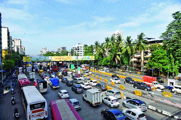 Five hours journey from Dombivali to Mumbai | डोंबिवली-मुंबई प्रवासाला पाच तास, ठाण्यात टोलनाक्यावर प्रचंड वाहतूककोंडी