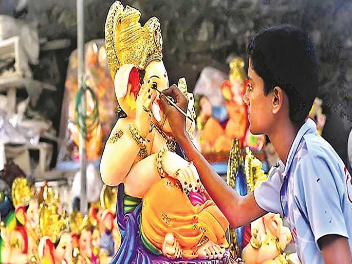 Due to the arrival of Ganeshotsav, the sculptor's time in the pen | गणेशोत्सव जवळ आल्याने पेणमध्ये मूर्तिकारांची लगबग Due to the arrival of Ganeshotsav, the sculptor's time in the pen | गणेशोत्सव जवळ आल्याने पेणमध्ये मूर्तिकारांची लगबग
