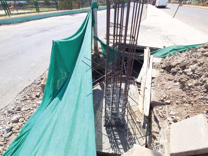 The base of the village entrance is grouped; The type to be performed | गावाच्या प्रवेशद्वाराचा पाया गटारात; करावेतला प्रकार The base of the village entrance is grouped; The type to be performed | गावाच्या प्रवेशद्वाराचा पाया गटारात; करावेतला प्रकार