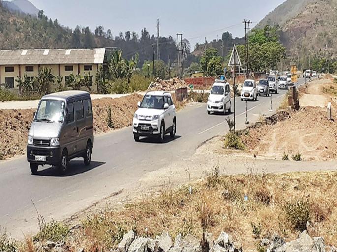 Vacation queues on the highway; The servant left for the village | सुट्टीमुळे महामार्गावर वाहनांच्या रांगा; चाकरमानी निघाले गावाला Vacation queues on the highway; The servant left for the village | सुट्टीमुळे महामार्गावर वाहनांच्या रांगा; चाकरमानी निघाले गावाला