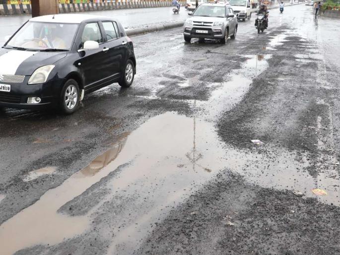 Roads in the well-planned cyber city go ditch; Depression of the administration | सुनियोजित सायबर सिटीतील रस्ते गेले खड्ड्यात; प्रशासनाची उदासीनता Roads in the well-planned cyber city go ditch; Depression of the administration | सुनियोजित सायबर सिटीतील रस्ते गेले खड्ड्यात; प्रशासनाची उदासीनता