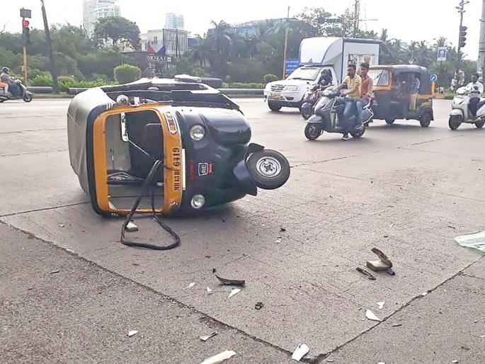 Vashti car rickshaw hit | वाशीत कारची रिक्षाला धडक