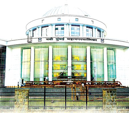 Municipal officers, contractor handover and senior neglect | महापालिका अधिकारी, ठेकेदारांची हातमिळवणी तर वरिष्ठांचे दुर्लक्ष Municipal officers, contractor handover and senior neglect | महापालिका अधिकारी, ठेकेदारांची हातमिळवणी तर वरिष्ठांचे दुर्लक्ष