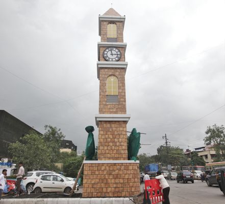 Clock tower leads to attraction; Add to the splendor of the area | क्लॉक टॉवर ठरतोय आकर्षण; परिसराच्या शोभेत भर Clock tower leads to attraction; Add to the splendor of the area | क्लॉक टॉवर ठरतोय आकर्षण; परिसराच्या शोभेत भर
