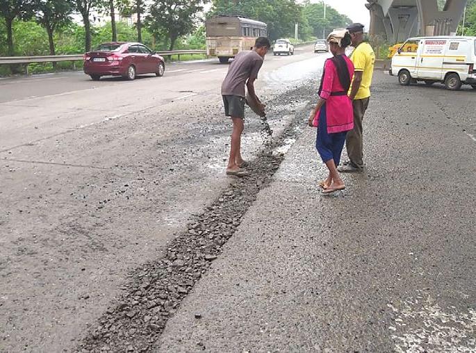 The mines started to be dug; Instructions for action on the abuser | पालिकेकडून खड्डे बुजविण्यास सुरुवात; हयगय करणाऱ्यावर कारवाईचे निर्देश The mines started to be dug; Instructions for action on the abuser | पालिकेकडून खड्डे बुजविण्यास सुरुवात; हयगय करणाऱ्यावर कारवाईचे निर्देश