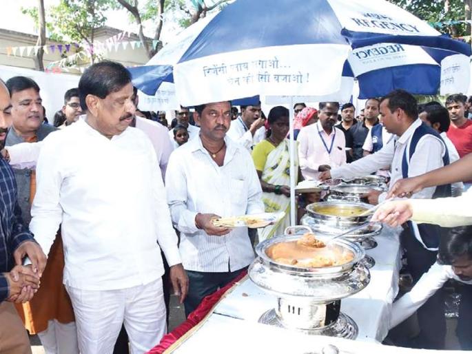 Free meals to patients' relatives; Agarwal couple's initiative in Vashi | रुग्णांच्या नातेवाइकांना मोफत भोजन; वाशीतील अग्रवाल दाम्पत्याचा पुढाकार Free meals to patients' relatives; Agarwal couple's initiative in Vashi | रुग्णांच्या नातेवाइकांना मोफत भोजन; वाशीतील अग्रवाल दाम्पत्याचा पुढाकार