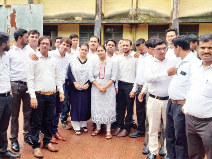 Advocacy movement in Ulhasnagar; Working jam | उल्हासनगरमध्ये वकिलांचे कामबंद आंदोलन; कामकाज ठप्प Advocacy movement in Ulhasnagar; Working jam | उल्हासनगरमध्ये वकिलांचे कामबंद आंदोलन; कामकाज ठप्प