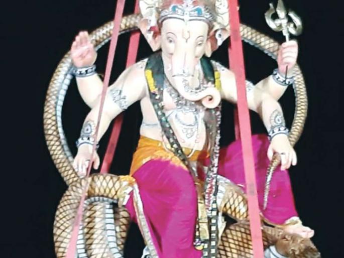 Commissioner takes action on Shiv Sena's welcome board; An allegation of bias | आयुक्तांकडून शिवसेनेच्या स्वागत मंडपावर कारवाई; पक्षपातीपणाचा आरोप Commissioner takes action on Shiv Sena's welcome board; An allegation of bias | आयुक्तांकडून शिवसेनेच्या स्वागत मंडपावर कारवाई; पक्षपातीपणाचा आरोप