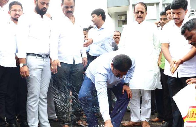 Concretization of 2 crore ringgit road; Landfall | १०५ कोटींच्या रिंगरूटच्या रस्त्याचे काँक्रिटीकरण; भूमिपूजनाचा धडाका Concretization of 2 crore ringgit road; Landfall | १०५ कोटींच्या रिंगरूटच्या रस्त्याचे काँक्रिटीकरण; भूमिपूजनाचा धडाका