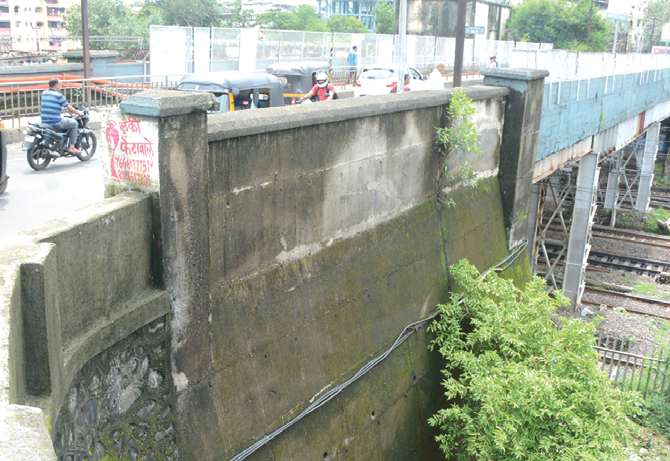 Immediately close the corner rail flyover in Dombivli; Traffic congestion unbreakable | डोंबिवलीतील कोपर रेल्वे उड्डाणपूल तत्काळ बंद करा; वाहतूककोंडी अटळ Immediately close the corner rail flyover in Dombivli; Traffic congestion unbreakable | डोंबिवलीतील कोपर रेल्वे उड्डाणपूल तत्काळ बंद करा; वाहतूककोंडी अटळ