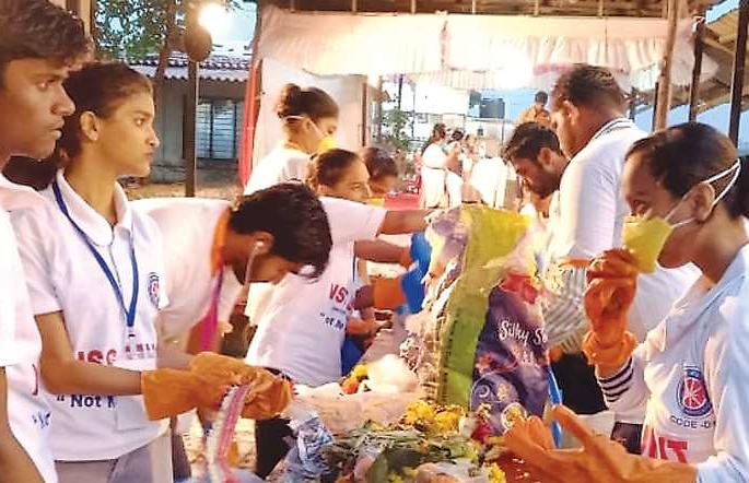 Collection of 3 tonnes of masonry at Dombivliet Ganeshotsav; Knowledge of the Nirmal Youth Foundation | डोंबिवलीत गणेशोत्सवात ४० टन निर्माल्याचे संकलन; निर्मल युथ फाउंडेशनची माहिती Collection of 3 tonnes of masonry at Dombivliet Ganeshotsav; Knowledge of the Nirmal Youth Foundation | डोंबिवलीत गणेशोत्सवात ४० टन निर्माल्याचे संकलन; निर्मल युथ फाउंडेशनची माहिती