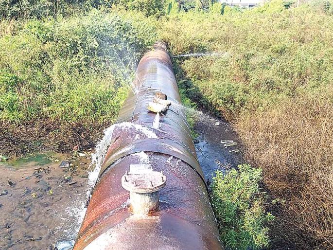Burst Severe water scarcity in the shoulder colon | गॅस पाइपलाइन टाकताना फुटली जलवाहिनी; खांदा वसाहतीत तीव्र पाणीटंचाई Burst Severe water scarcity in the shoulder colon | गॅस पाइपलाइन टाकताना फुटली जलवाहिनी; खांदा वसाहतीत तीव्र पाणीटंचाई