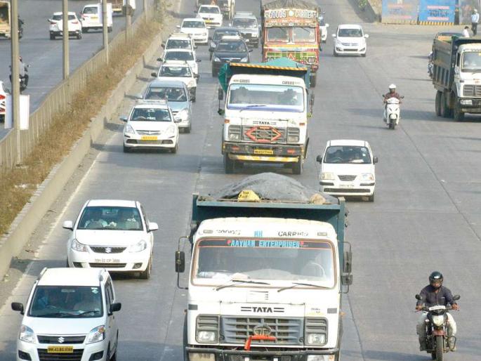 Transportation of construction materials beyond the capacity of the dumper | डम्परमधून क्षमतेपेक्षा अधिक बांधकाम साहित्यांची वाहतूक Transportation of construction materials beyond the capacity of the dumper | डम्परमधून क्षमतेपेक्षा अधिक बांधकाम साहित्यांची वाहतूक
