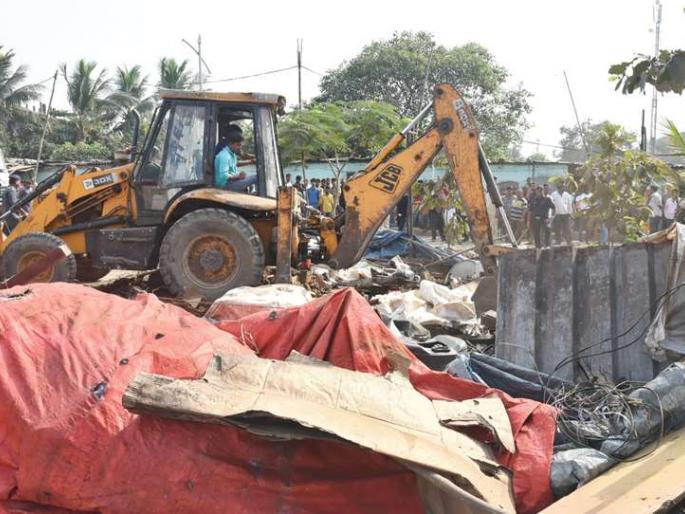 Action on unauthorized construction of Kalamboli; Deleted 2 huts | कळंबोलीतील अनधिकृत बांधकामावर कारवाई; १५० झोपड्या हटविल्या
