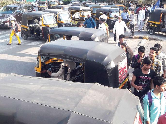 Headache becomes a growing number of rickshaws; Queues on the stands increased | रिक्षांची वाढती संख्या बनली डोकेदुखी; परवाने बंद न केल्यास उपासमारीची वेळ Headache becomes a growing number of rickshaws; Queues on the stands increased | रिक्षांची वाढती संख्या बनली डोकेदुखी; परवाने बंद न केल्यास उपासमारीची वेळ