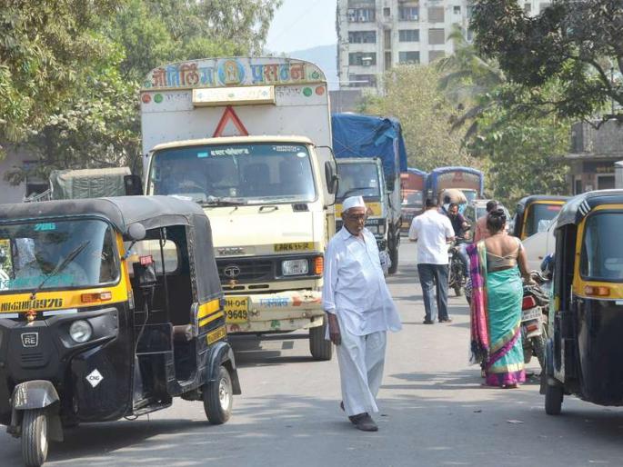 Traders close in onion market; Opposition to freight from space | कांदा मार्केटमध्ये वाहतूकदारांचा बंद; रिक्षातून मालवाहतुकीला विरोध Traders close in onion market; Opposition to freight from space | कांदा मार्केटमध्ये वाहतूकदारांचा बंद; रिक्षातून मालवाहतुकीला विरोध