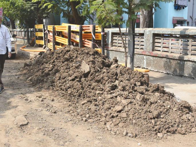 Metro gas excavation disrupts traffic in Panvel; Citizens, including drivers, were also disturbed | महानगर गॅसच्या खोदकामामुळे पनवेलमध्ये वाहतुकीस अडथळा; चालकांसह नागरिकही त्रस्त Metro gas excavation disrupts traffic in Panvel; Citizens, including drivers, were also disturbed | महानगर गॅसच्या खोदकामामुळे पनवेलमध्ये वाहतुकीस अडथळा; चालकांसह नागरिकही त्रस्त