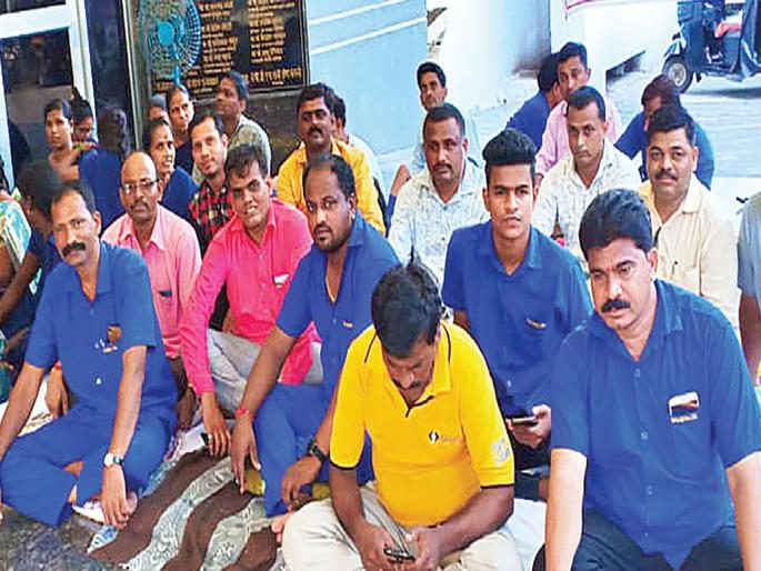 Fasting of contract workers in municipal hospital | महापालिका रुग्णालयात कंत्राटी कामगारांचे उपोषण  Fasting of contract workers in municipal hospital | महापालिका रुग्णालयात कंत्राटी कामगारांचे उपोषण