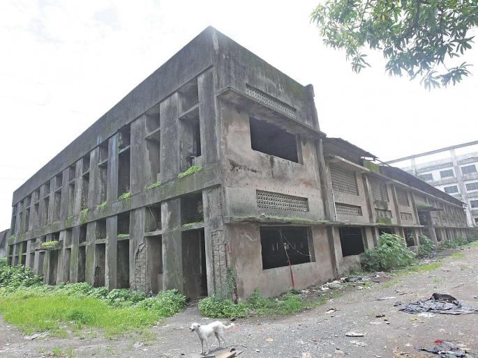 Security concerns due to closed factories; | बंद कारखान्यांमुळे सुरक्षेचा प्रश्न ऐरणीवर; इमारती बनल्या धोकादायक