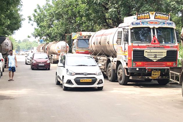 Death trap at the entrance to Ghanoli; Risk of accident | घणसोलीच्या प्रवेशद्वारावर मृत्यूचा सापळा; अपघाताचा धोका Death trap at the entrance to Ghanoli; Risk of accident | घणसोलीच्या प्रवेशद्वारावर मृत्यूचा सापळा; अपघाताचा धोका