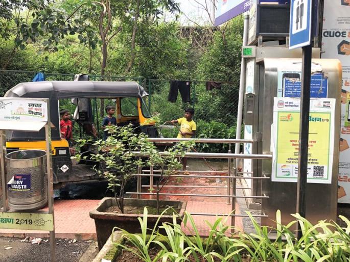 E-toilets become service centers; Use of water to wash vehicles | ई-टॉयलेट बनले सर्व्हिस सेंटर; वाहने धुण्यासाठी पाण्याचा वापर