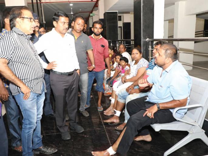 The stray dog took 3 bites; Panic among citizens | भटक्या कुत्र्याने घेतला ३० जणांना चावा; नागरिकांमध्ये दहशत The stray dog took 3 bites; Panic among citizens | भटक्या कुत्र्याने घेतला ३० जणांना चावा; नागरिकांमध्ये दहशत