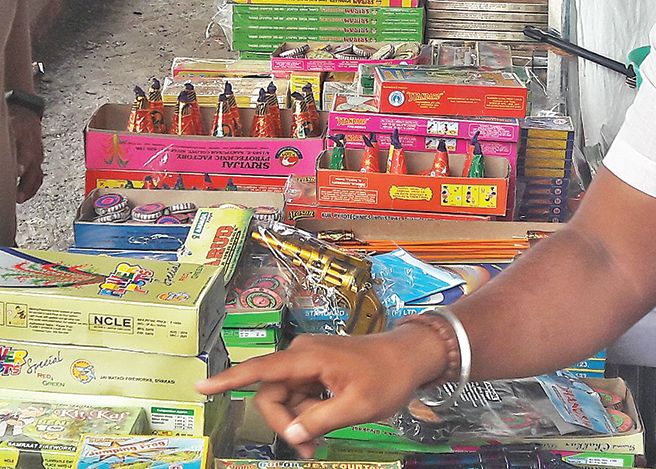 Frustration at builders for lack of response; Consumer Lessons to Purchase | प्रतिसादाअभावी बांधकाम व्यावसायिकांत निराशा; खरेदीकडे ग्राहकांची पाठ Frustration at builders for lack of response; Consumer Lessons to Purchase | प्रतिसादाअभावी बांधकाम व्यावसायिकांत निराशा; खरेदीकडे ग्राहकांची पाठ