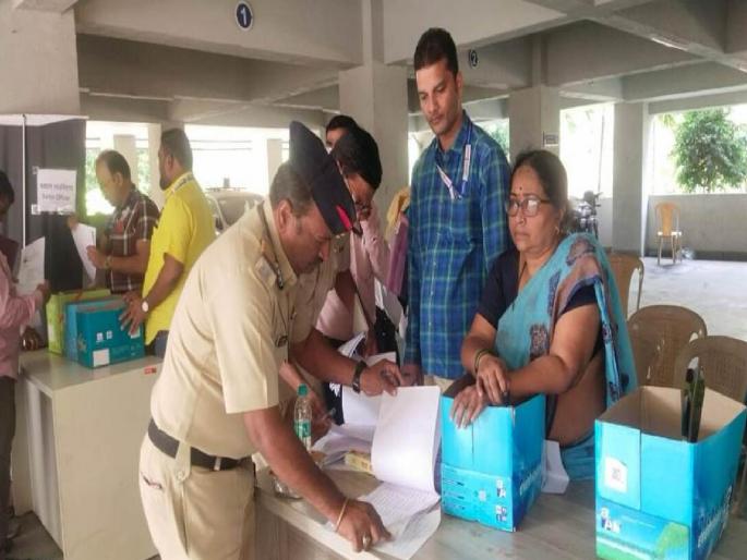 Police conducted election training sessions in alibaug | अलिबागमध्ये पोलिसांनी गिरवले निवडणूक प्रशिक्षणाचे धडे Police conducted election training sessions in alibaug | अलिबागमध्ये पोलिसांनी गिरवले निवडणूक प्रशिक्षणाचे धडे