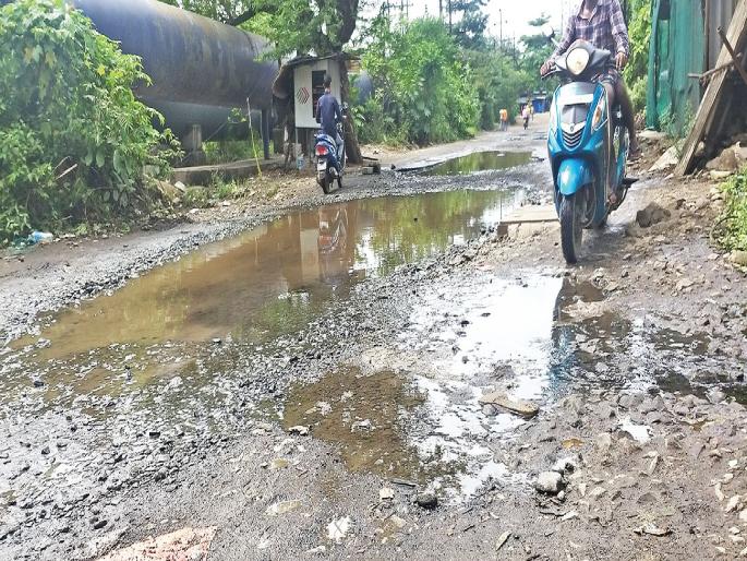 Road Traffic in Mahape MIDC; The disadvantages of entrepreneurs are disadvantages | महापे एमआयडीसीत रस्त्यांची चाळण; उद्योजकांची होतेय गैरसोय Road Traffic in Mahape MIDC; The disadvantages of entrepreneurs are disadvantages | महापे एमआयडीसीत रस्त्यांची चाळण; उद्योजकांची होतेय गैरसोय